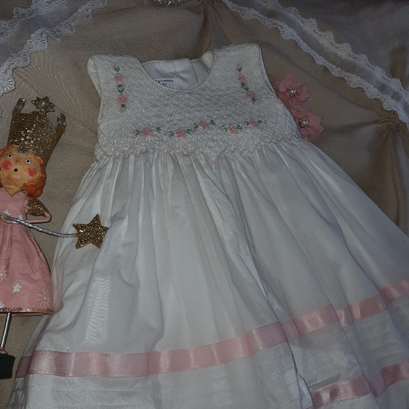 White dress with smoked top & floral embroidery - Picture 2 of 4